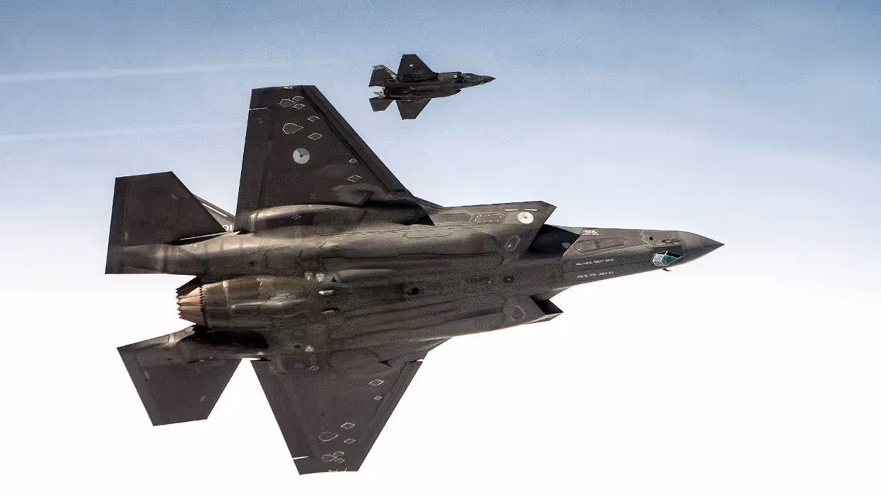 Gevechtsvliegtuigen in de lucht.