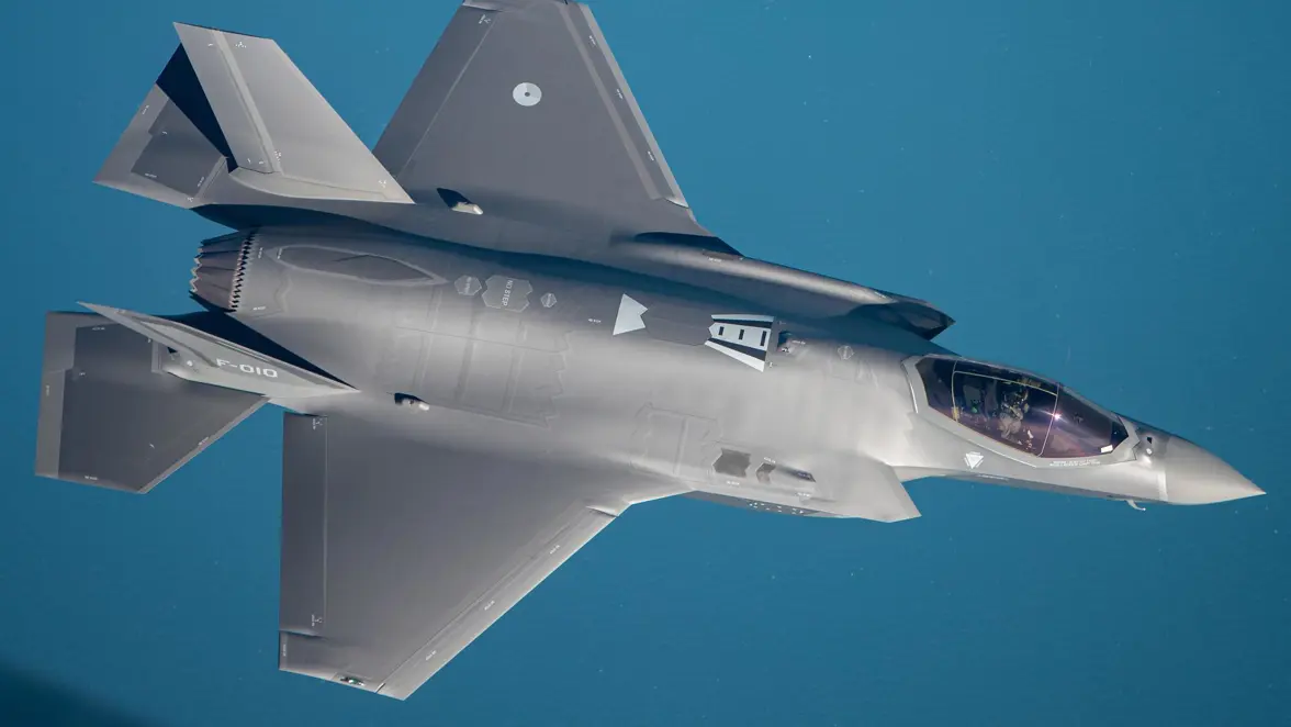 Een F-35 in de lucht, van boven bezien.