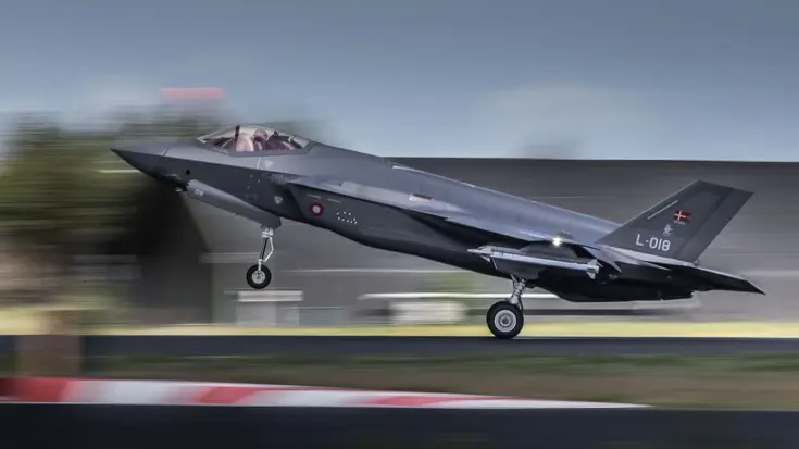 Een Deense F35 die landt op Vliegbasis Leeuwarden. 