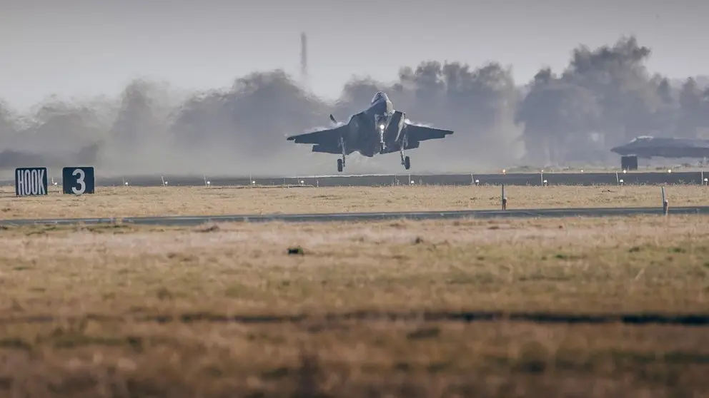 F-35 met neus omhoog vlak boven de grond van landingsbaan.