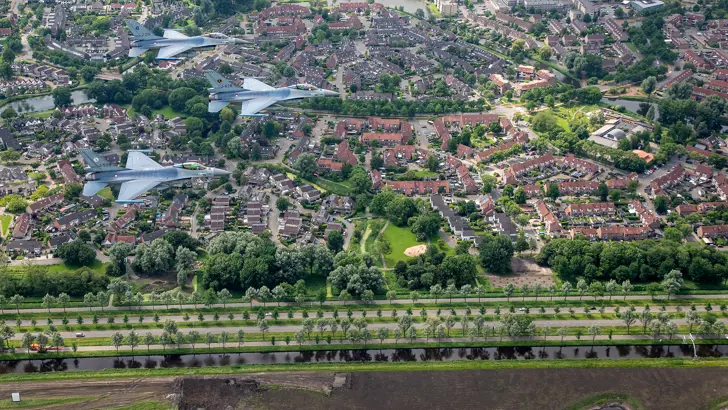 3 F-16's vliegen in formatie de Elfstedentocht, hier de finish in Leeuwarden.