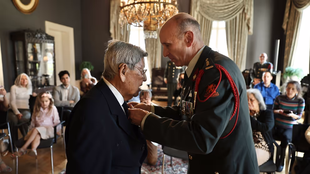 94-jarige KNIL-veteraan krijgt 2 medailles opgespeld.