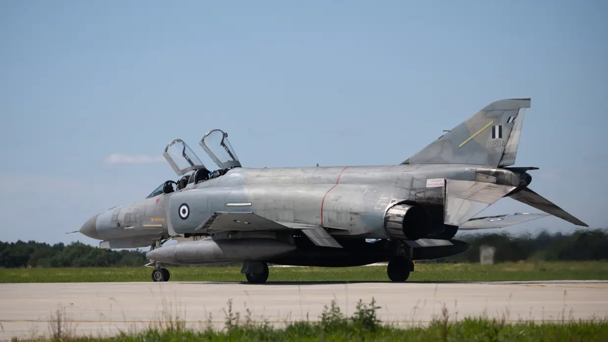 een Phantom F-4 op de startbaan klaar voor vertrek.