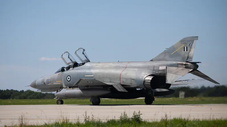een Phantom F-4 op de startbaan klaar voor vertrek.