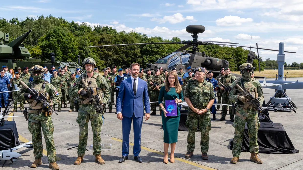 Rangers die een drone met rupsbanden bewaken. 