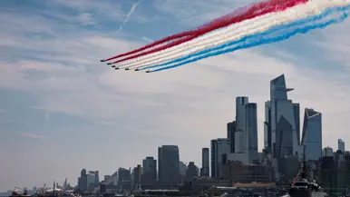 een formatie vliegtuigen van de Patrouille de France met rookspoor.  