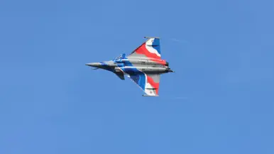 Een Franse Rafale tegen een onbewolkte hemel. 