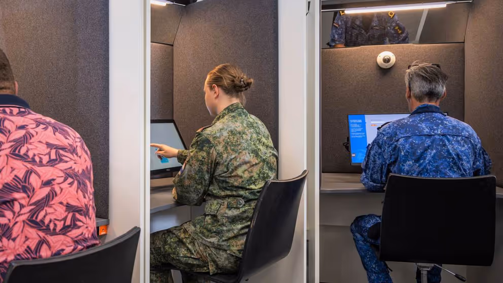 Militairen doen theorie-examen voor hun rijbewijs.