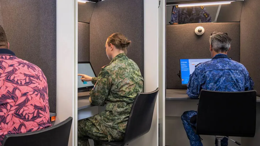 Militairen doen theorie-examen voor hun rijbewijs.