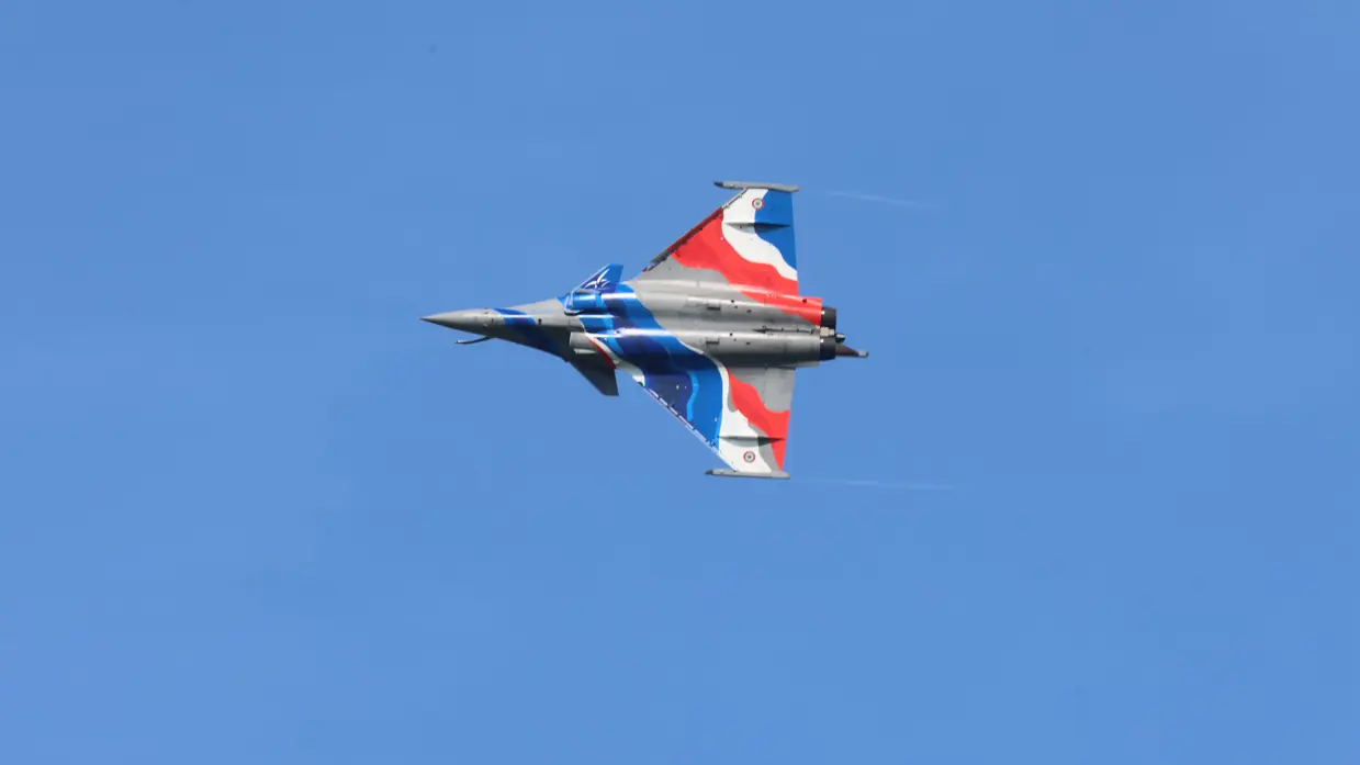 Een Franse Rafale tegen een onbewolkte hemel. 