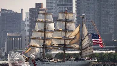 een grote witte viermaster afkomstig uit Chili.
