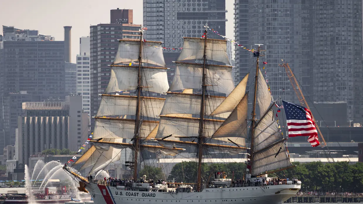 een grote witte viermaster afkomstig uit Chili.