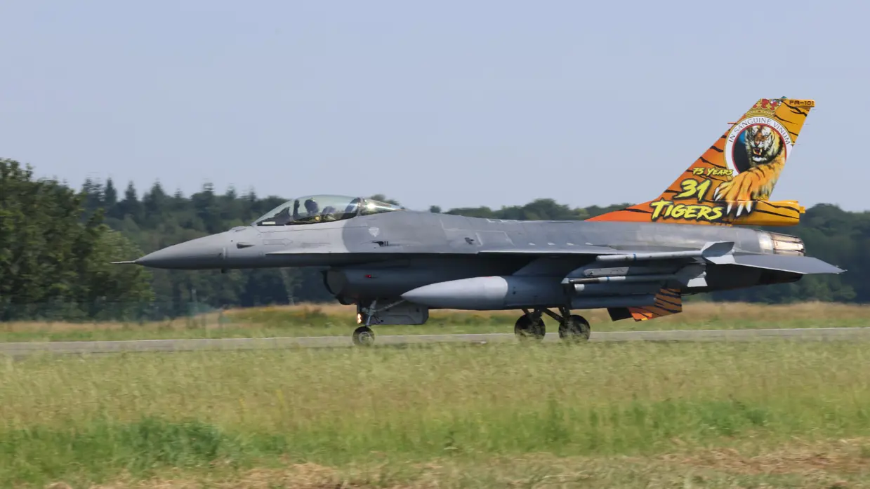 een Belgische F-16 met een tijger op de staart. 