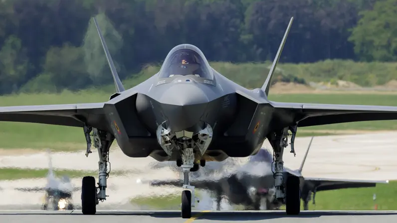een close up vooraanzicht van een F-35. 