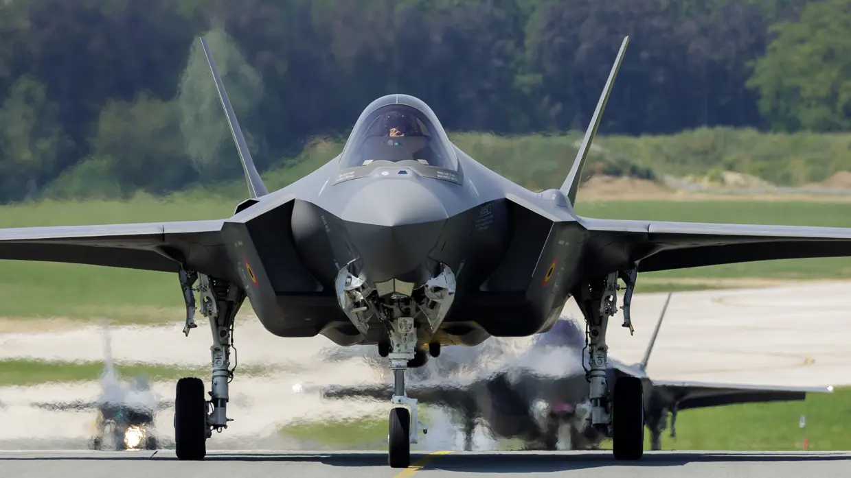 een close up vooraanzicht van een F-35. 