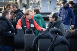 De staatssecretaris in een bootje.