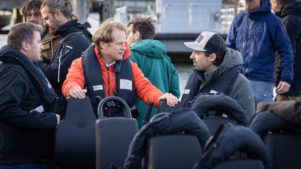 De staatssecretaris in een bootje.