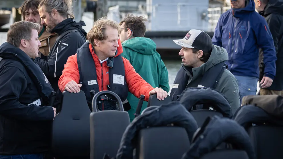 De staatssecretaris in een bootje.