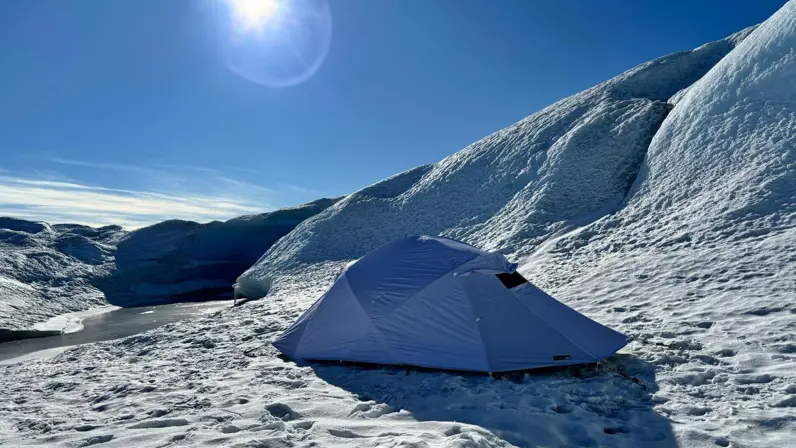 een grote witte omgeving met een witte tent in het midden. 