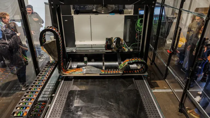 Zijaanzicht van de 3D-printer.