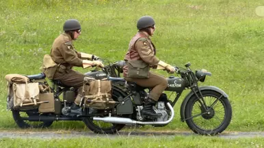 twee Engelse motorrijders zittend op hun motor.