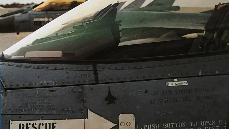 de canopy met daaronder de killmark van een MiG-29.