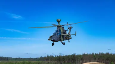 een Tiger gevechtshelikopter tegen een blauwe lucht.