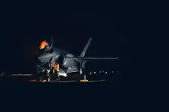 F-35 staat in het donker aan de grond.