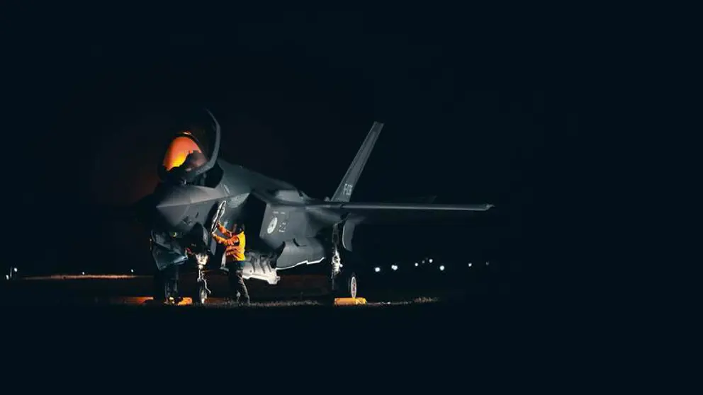 F-35 staat in het donker aan de grond.