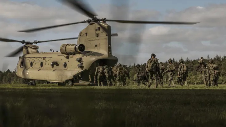 Een Chinook-transporthelikopter haalt militairen van 11 Luchtmobiele Brigade op.