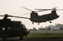 Chinook-transporthelikopter landt op open veld.