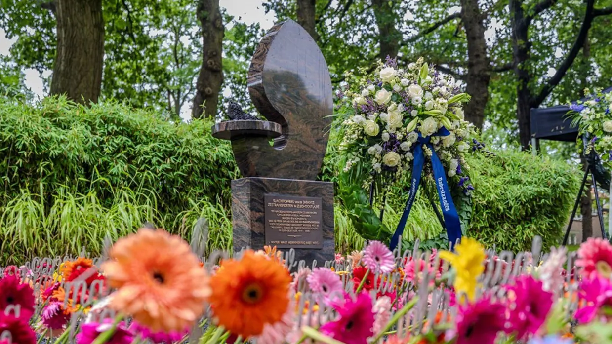 Het herdenkingsmonument met daaronder een bloemenzee