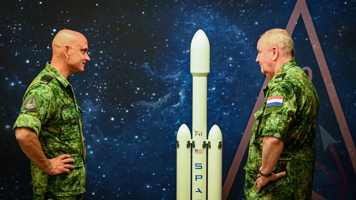 Commandant Luchtstrijdkrachten luitenant-generaal André Steur (links) en kolonel Bernard Buijs, hoofd van het Defence Space Security Centre staan bij een mock-up van een raket. 