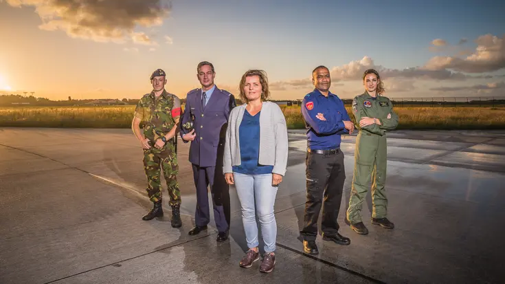 5 reservisten poseren voor de foto.