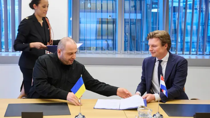 Minister Ruben Brekelmans (rechts) en zijn Oekraiense collega aan een tafel.