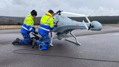 Twee monteurs sleutelen aan de Skeldar 