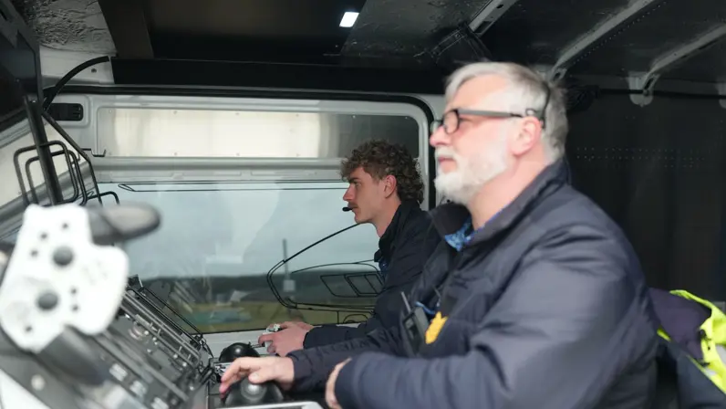 Jan een collega besturen de Skeldar vanuit een busje.