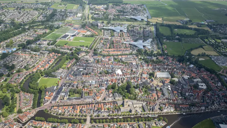 3 F-16's vliegen in formatie de Elfstedentocht, hier boven Franeker.
