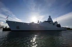 Marineschip gefotografeerd tegen de zon in.