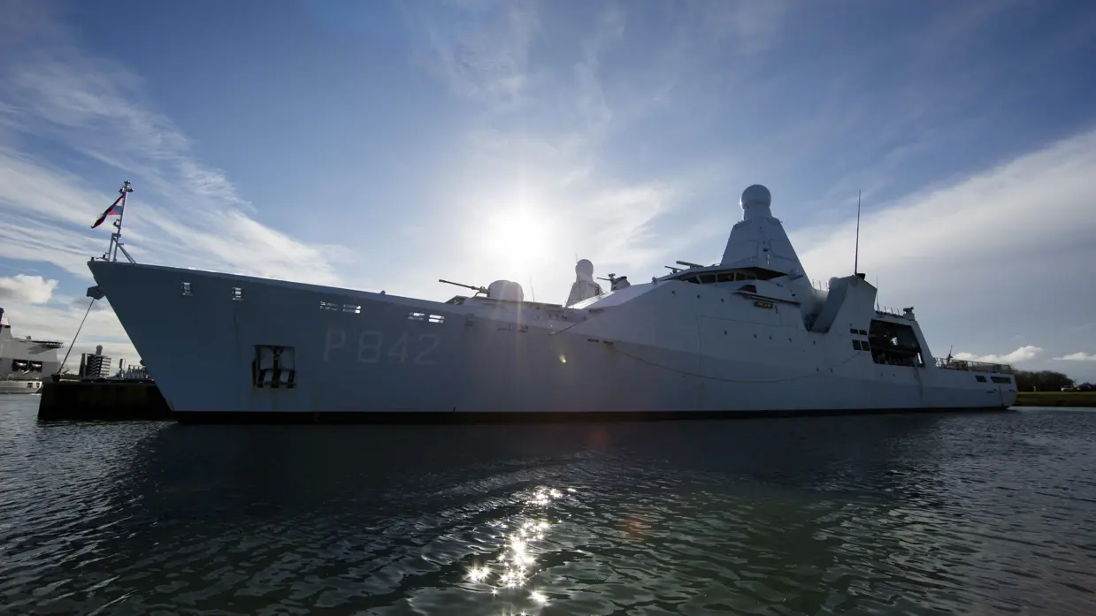 Close-up van de Zr.Ms. Friesland aangemeerd.