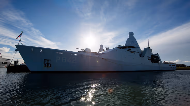 Close-up van de Zr.Ms. Friesland aangemeerd.