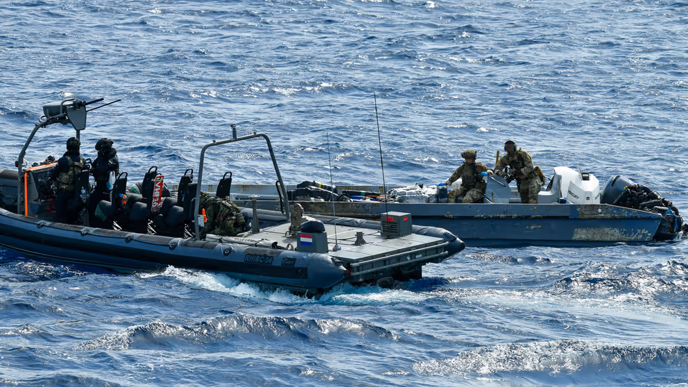 Militairen op het water in actie tijdens een antidrugsoperatie.