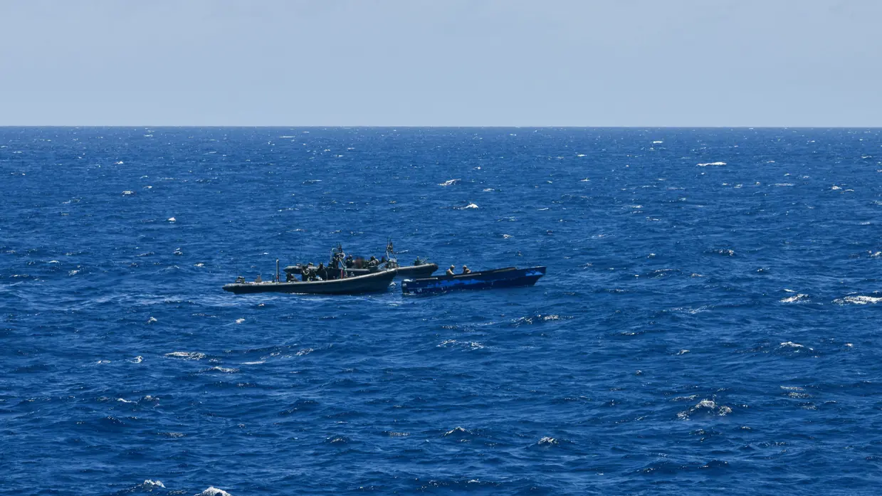Militairen op het water in actie tijdens een antidrugsoperatie.