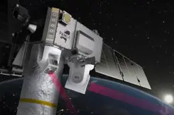 Satelliet zweeft in ruimte met aarde en zon op achtergrond.