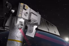 Satelliet zweeft in ruimte met aarde en zon op achtergrond.