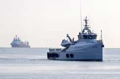 Twee schepen op zee.