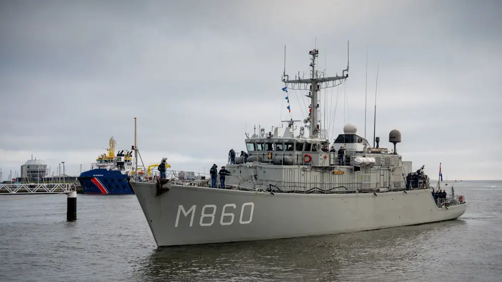 Mijnenjager M860 vaart een haven binnen.