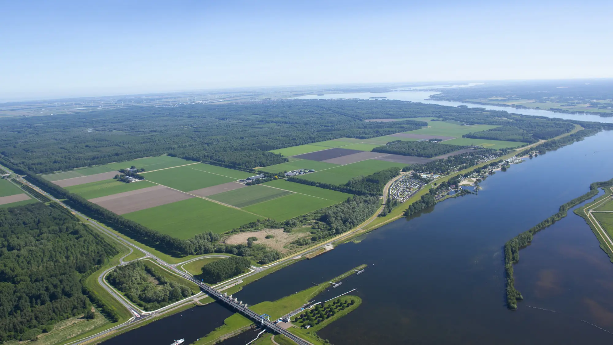 Luchtfoto van landelijk gebied met een rivier ervoor