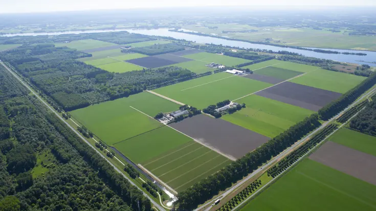 Overzichtsfoto vanuit de lucht van akkers en water