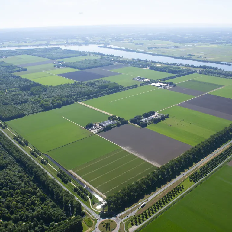 Luchtfoto van landelijk gebied en water